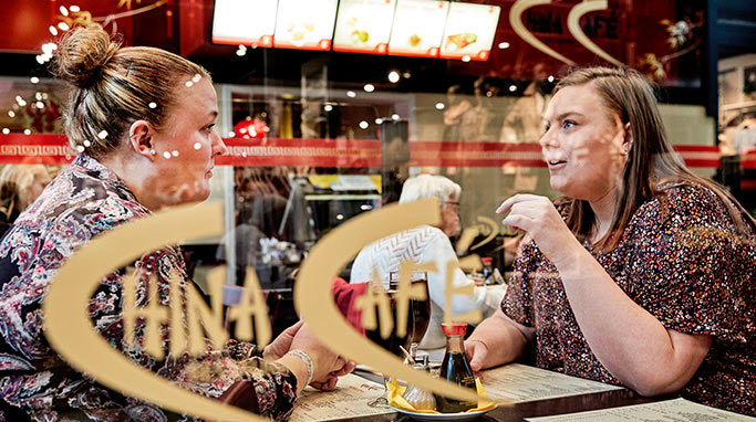 To veninder sidder på den familievenlige restaurant China Café i Herning Centret